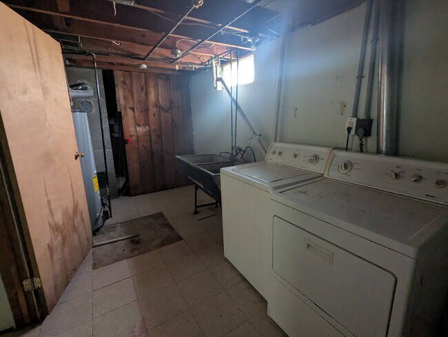 Laundry room - 18407 Lennane