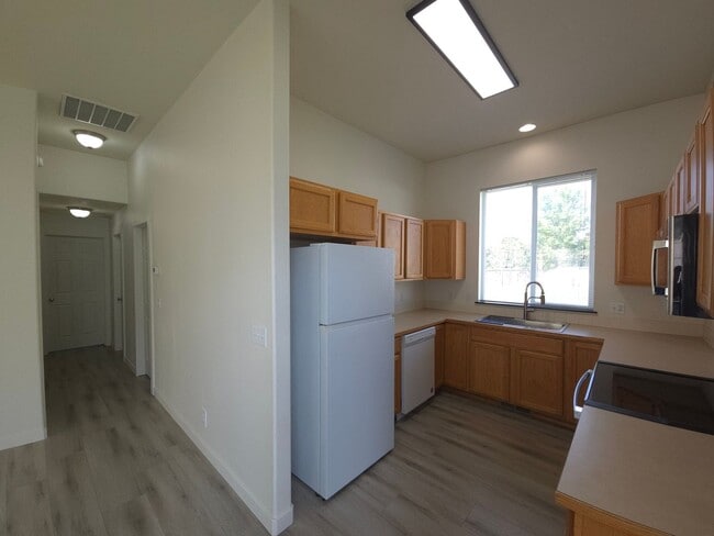 Building Photo - Recently Remodeled Home