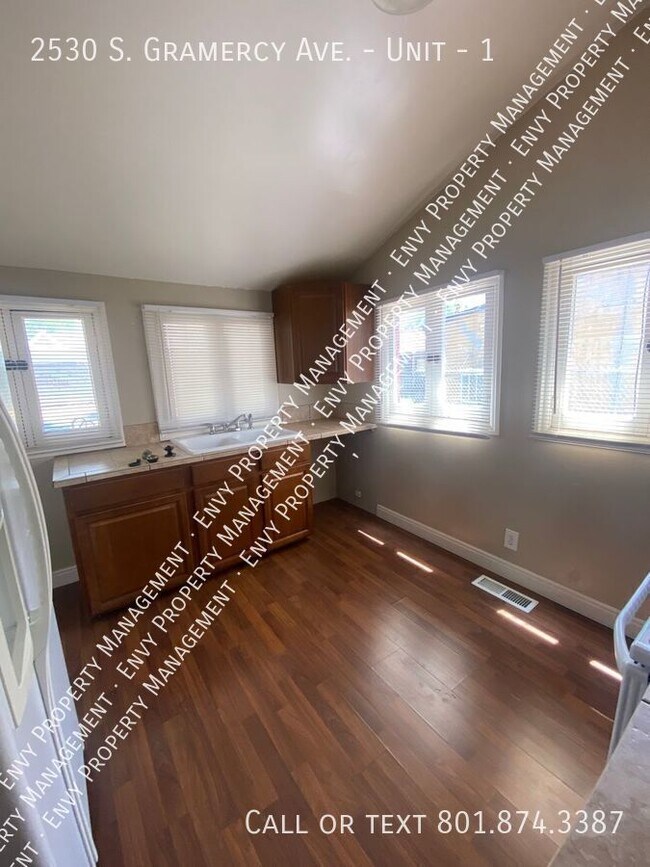 Building Photo - 2530 S Gramercy Ave