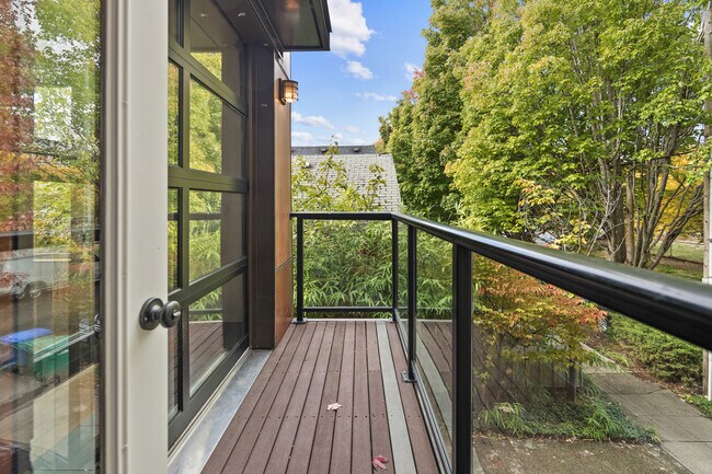 Building Photo - 504 NE Brazee St