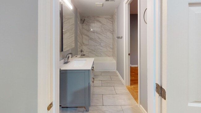 Building Photo - Le Droit Park Renovated Three Bedroom W/Pa...