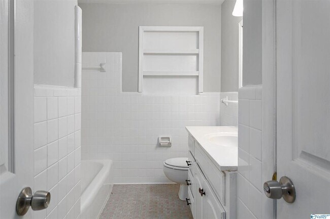 Building Photo - BEAUTIFUL REMODELED 3 BEDROOM HOME