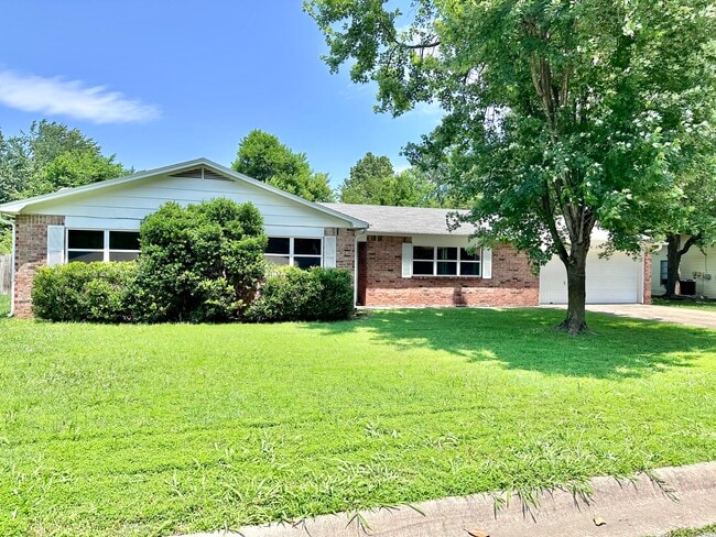 Primary Photo - 2430 E Sharon St