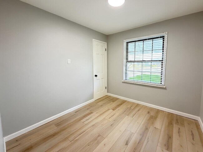 Building Photo - 7724 Monroe Dr
