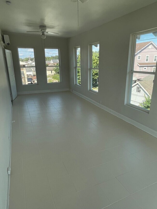 Building Photo - PRICE REDUCED! Newly Renovated 3BD/2BA in Lakeview