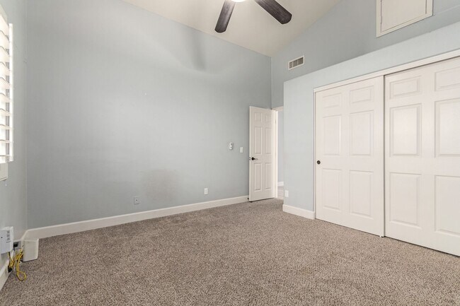 Building Photo - 4 bed 2 bath Stunner w/ Sparkling Pool