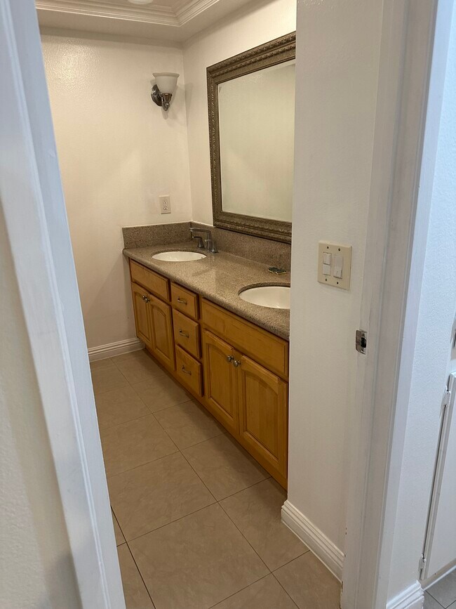 Building Photo - 503 S Vicki Ln