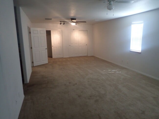 Building Photo - 4 Bedroom 2 bath with admirable amount of ...