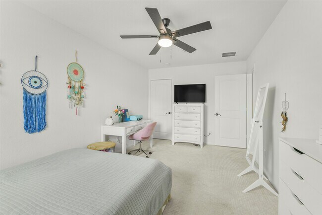 Building Photo - 5526 Hyde Park Dr