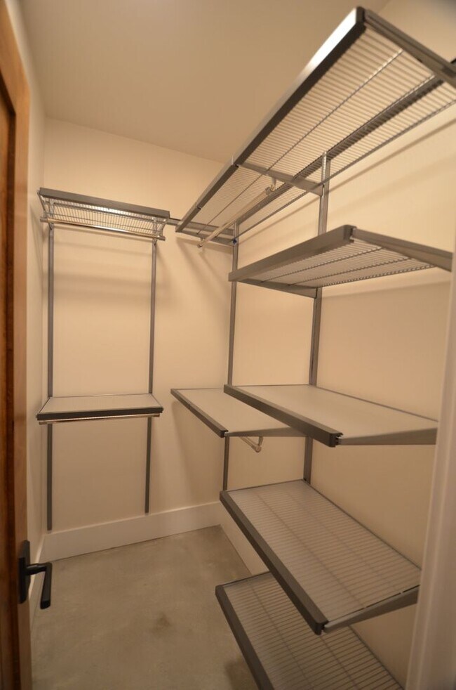 Building Photo - 300 Washington Rd