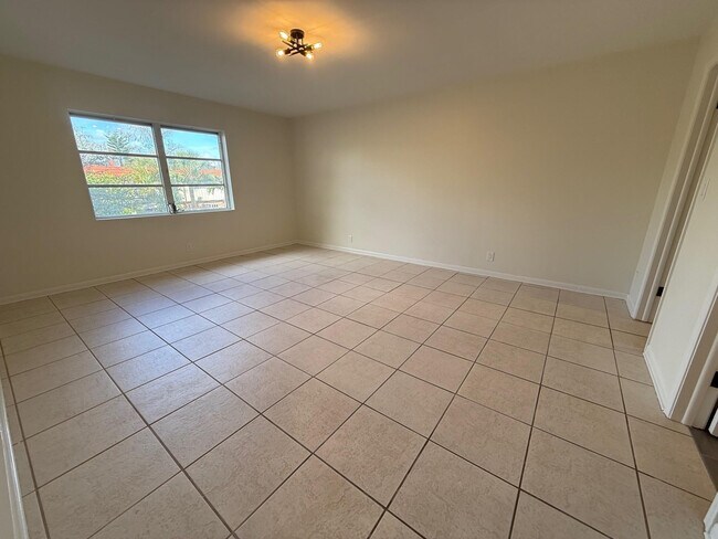 Building Photo - 1950 N Andrews Ave