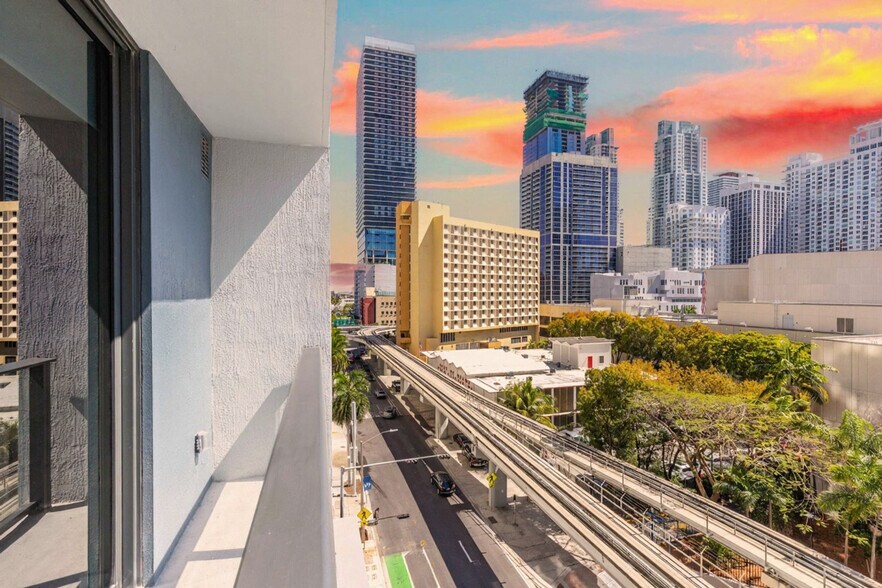 Building Photo - 501 NE 1st Ave