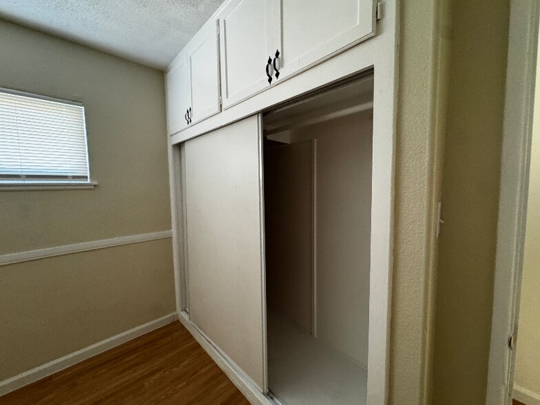 Building Photo - 1571 Sheridan Rd