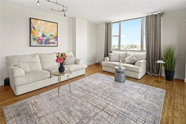 Building Photo - 4400 Hillcrest Dr