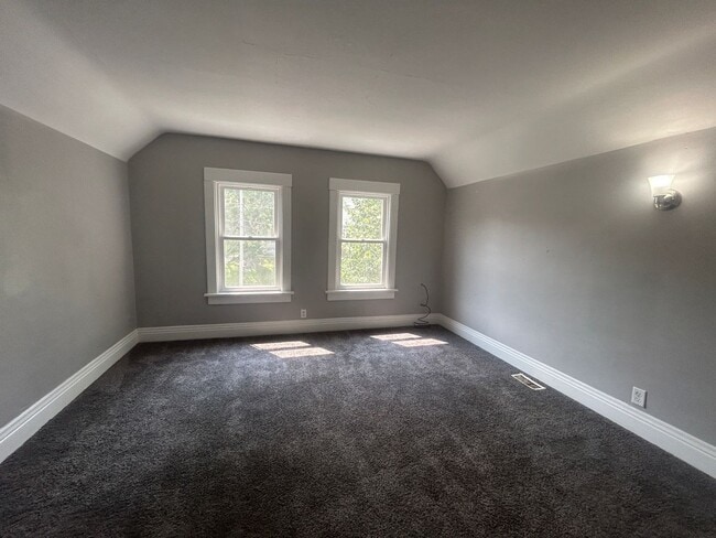 Building Photo - 3 Bedroom 1 Bath House in Davenport