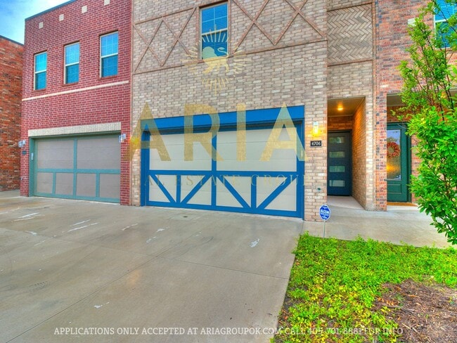 Building Photo - West Norman Urban Contemporary 3 Bed/2.5 Bath West Main Lofts Townhome Available Now!