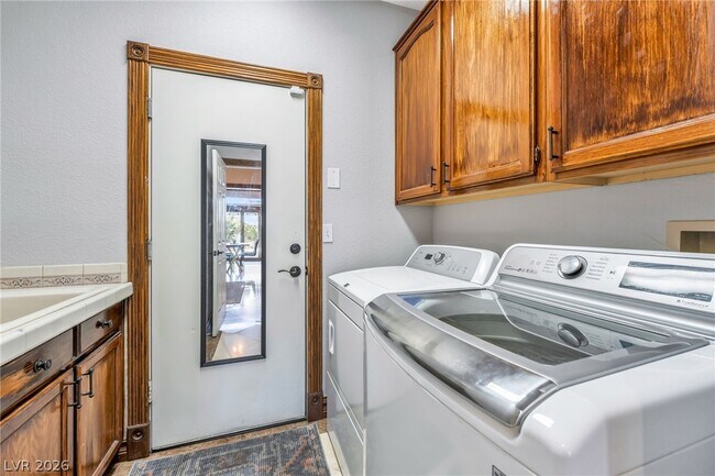 Building Photo - 9248 Evergreen Canyon Dr