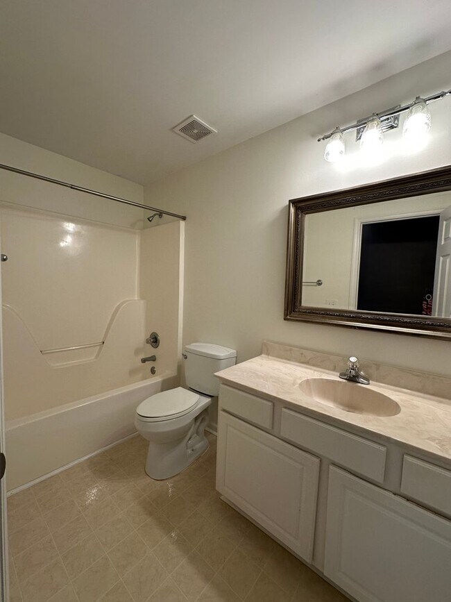 Building Photo - Move-In ready 3-bedroom 2-bathroom house on the Eastside