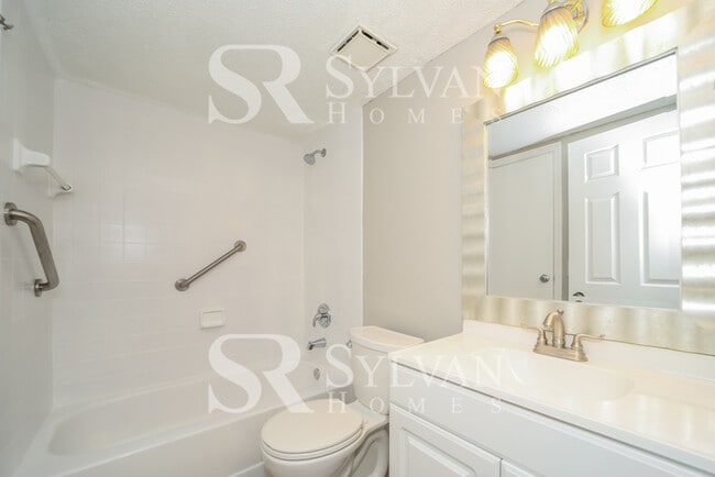 Building Photo - Feel right at home in this charming 3 bedr...