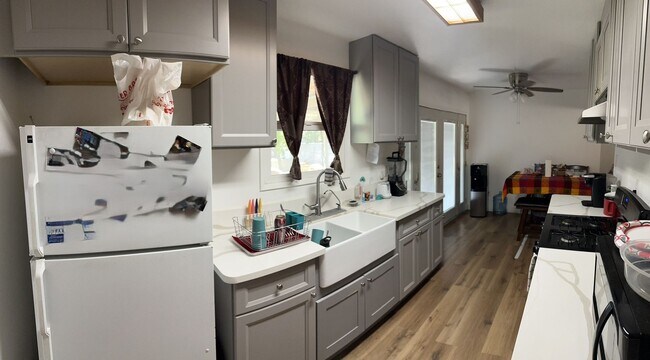Building Photo - 3 Bedroom / 1 Bathroom Home in San Bernardino
