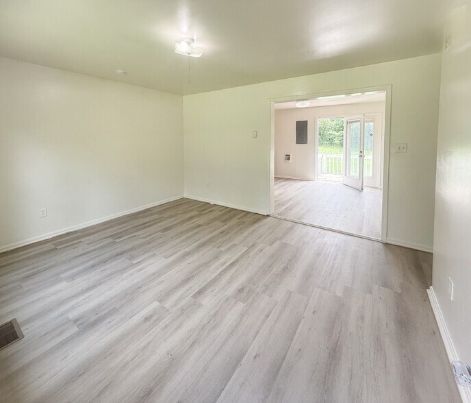 Building Photo - 496 Lancaster Creek Dr
