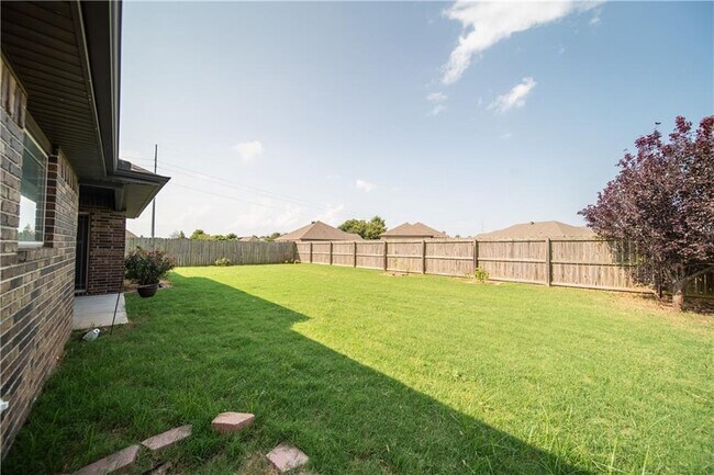 Building Photo - 704 SW Cabriolet St