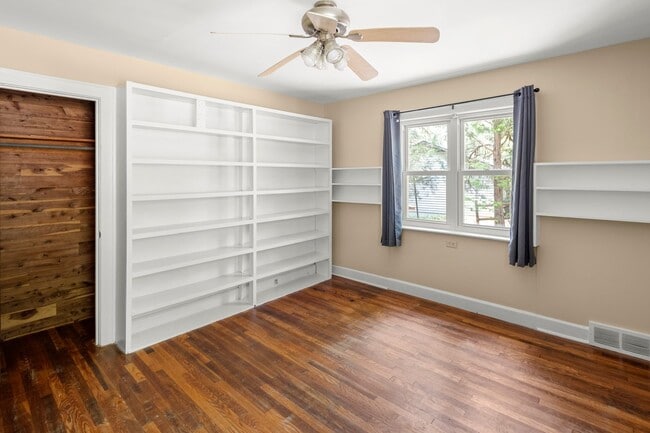 Building Photo - Royal Pines Cottage