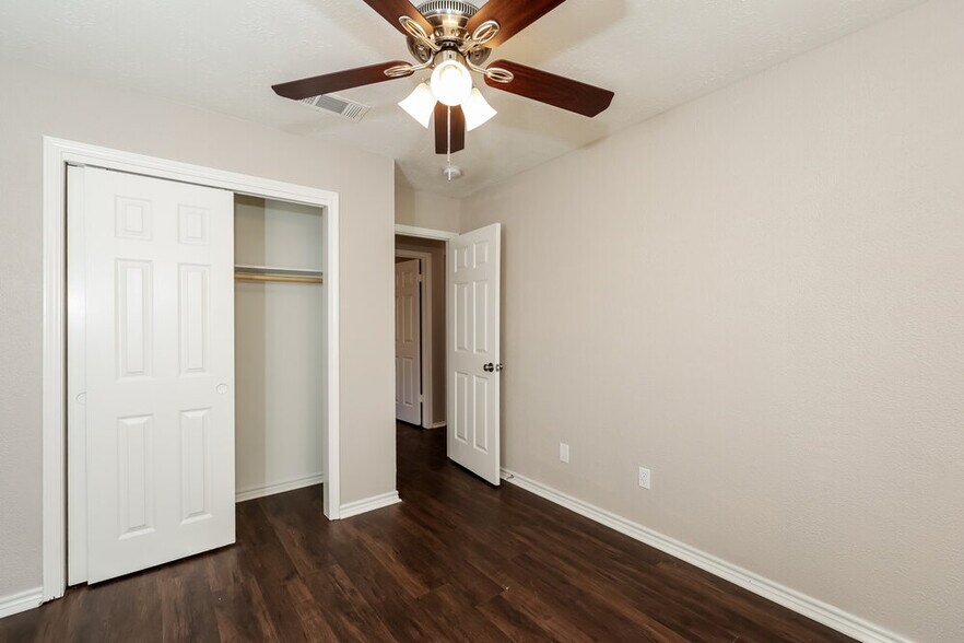 Building Photo - 12215 White River Dr