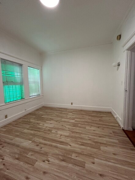 Building Photo - 1135 S Lake St