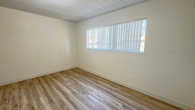 Building Photo - 325 N Glendora Ave