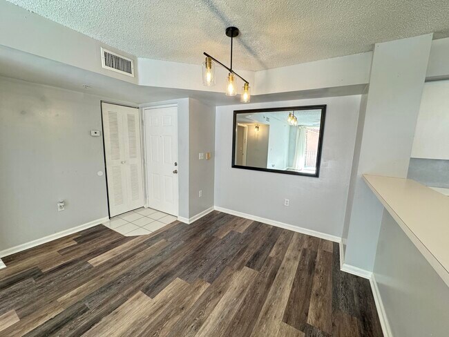 Building Photo - 7896 Sonoma Springs Cir
