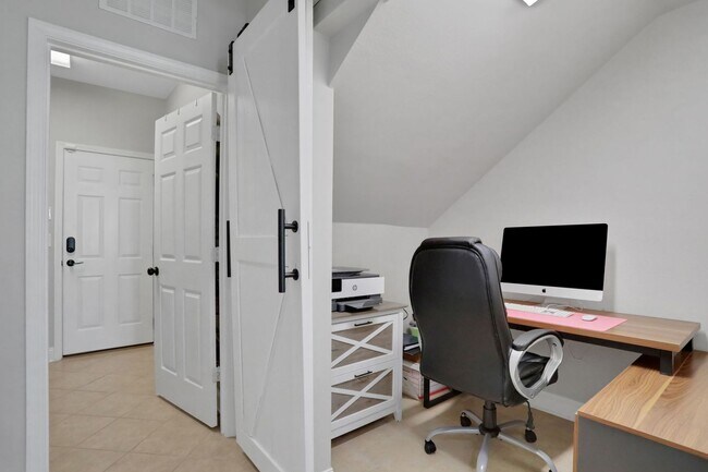 Building Photo - Flagler Station Townhome 3/2.5 - 2 car garage - 2000+ square feet