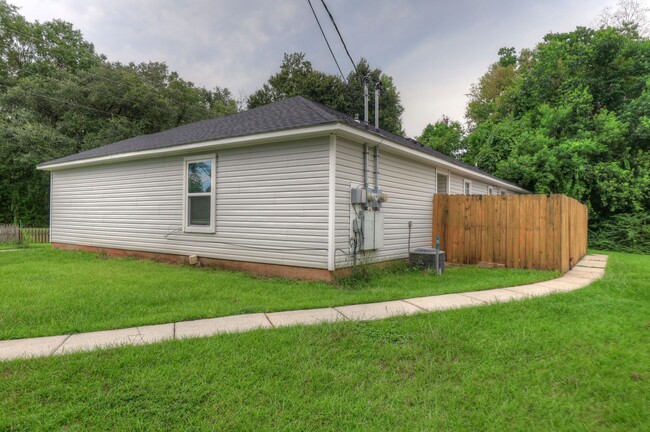 Building Photo - 2bd/2ba Duplex available now