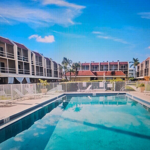 Building Photo - 1300 Seaway Dr