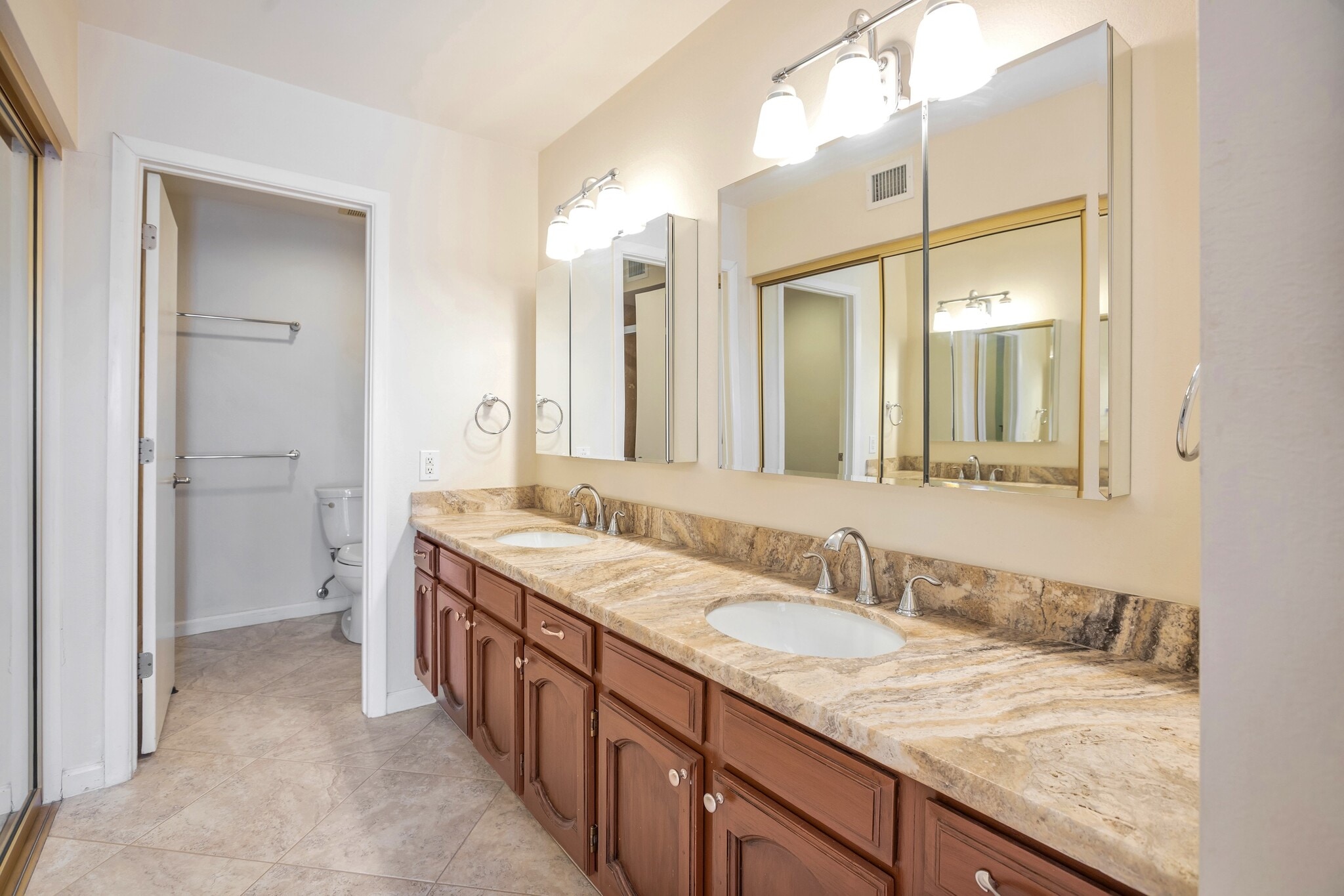 Ensuite Bathroom - 9463 E Jenan Dr