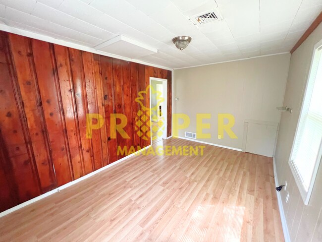 Building Photo - 2 bedrooms 1 bathroom house