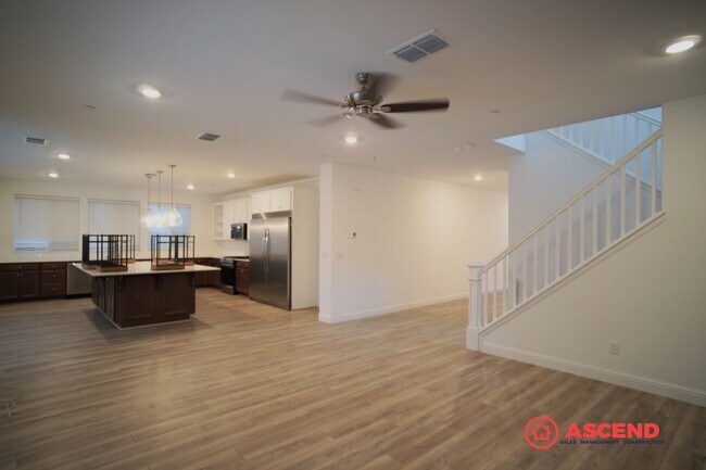 Building Photo - Luxurious 5 bedroom located in Gossamer Grove!