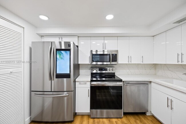 Building Photo - 1440 Brickell Bay Dr