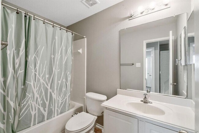 Building Photo - 17139 Oakwood Chase Dr