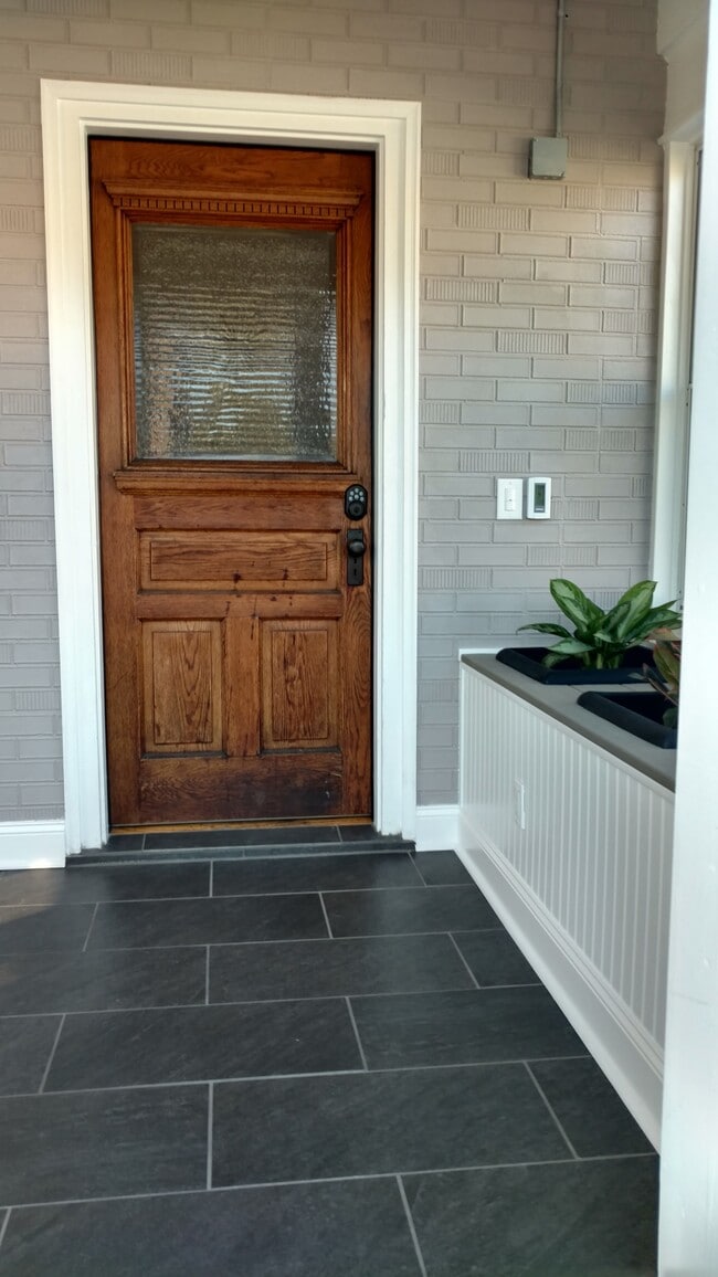 Building Photo - 608 S 35th Ave