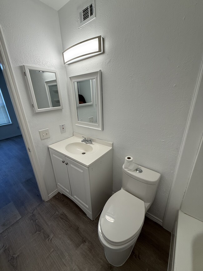 Building Photo - 125 London Ln