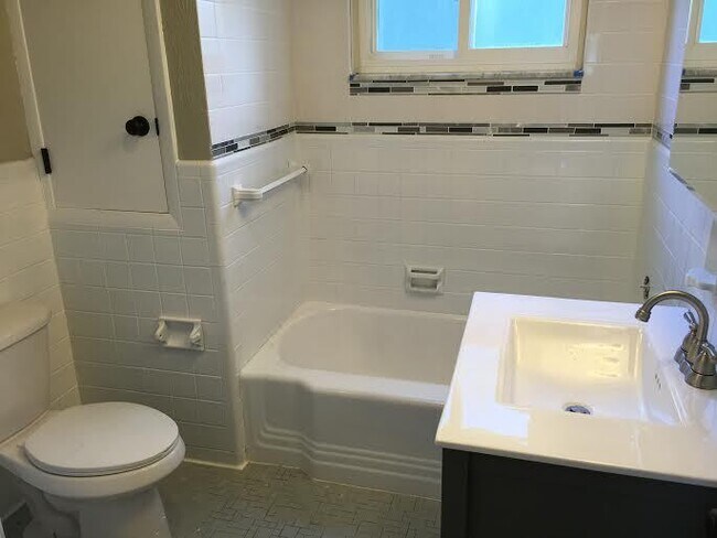 Building Photo - **********Gorgeous Scott Township 3-Bed/1....