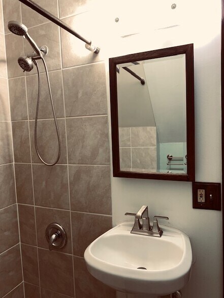 Full bath room 2nd floor - 2454 N Pierce St