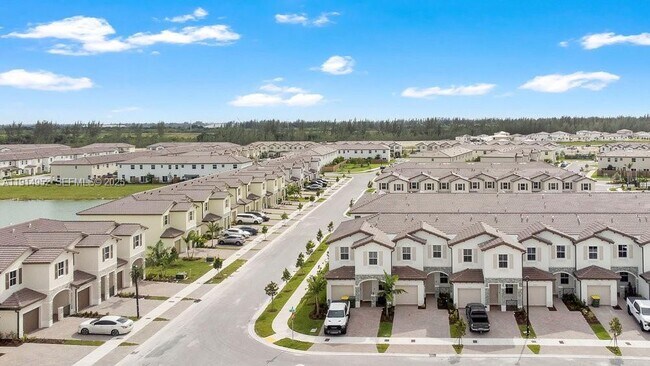 Building Photo - 2558 SE 27th Dr