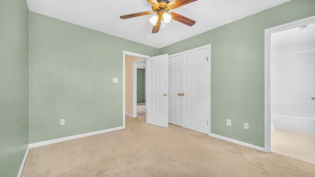 Building Photo - UPDATED 2BR/2.5 BA Condo with Garage in th...
