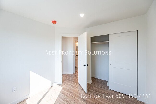 Building Photo - 1070 S Grand Dr