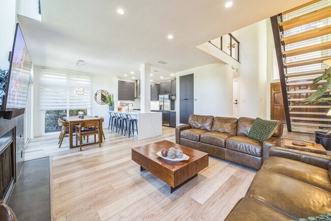 Building Photo - Beautifully renovated end-unit townhome