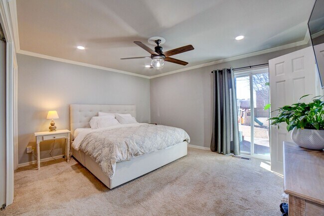 Building Photo - Available mid-August! Amazing mid-town gem...
