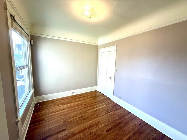 Building Photo - Charming Updated Top Floor 2BR/1BA Marina Apartment w/ Golden Gate Bridge Views! AMSI