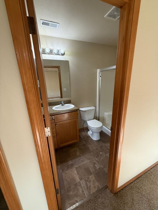 Building Photo - SE 4 Bdrm, 3 bath, New Flooring Throughout, Gas Heat/Fireplace, Double Garage